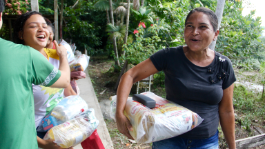 Members of a Savings with Education group receive food support packages as part of their group’s resilience efforts in the northeast region of Brazil.